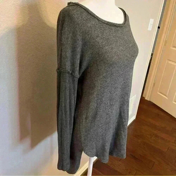 Bobeau ribbed sleeve oversize fit thin sweater in gray & black size small - Picture 15 of 15